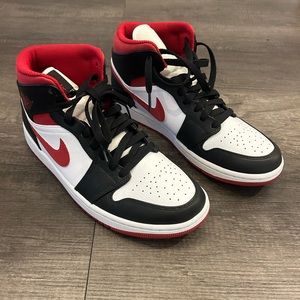 Air Jordan 1 mid 
Men’s 7.5 / women’s 9
Worn once